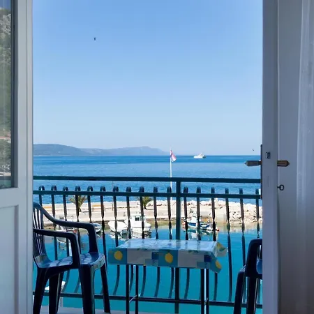 Ivica - Beachfront Apartament *