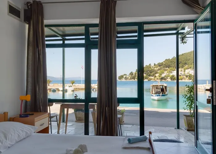 Ivica - Beachfront * Drvenik (Split-Dalmatia)
