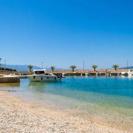 Ivica - Beachfront Apartments *