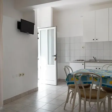 Ivica - Beachfront Apartman