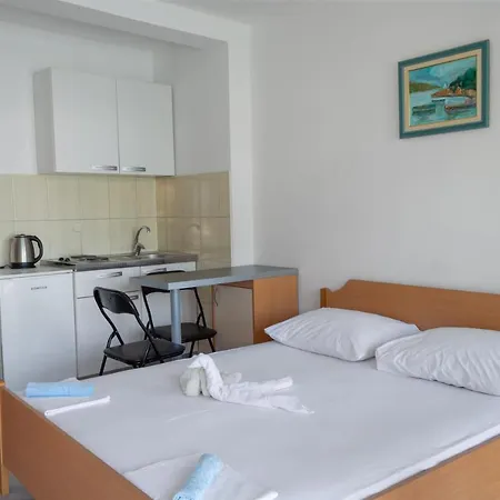 Ivica - Beachfront Apartments *